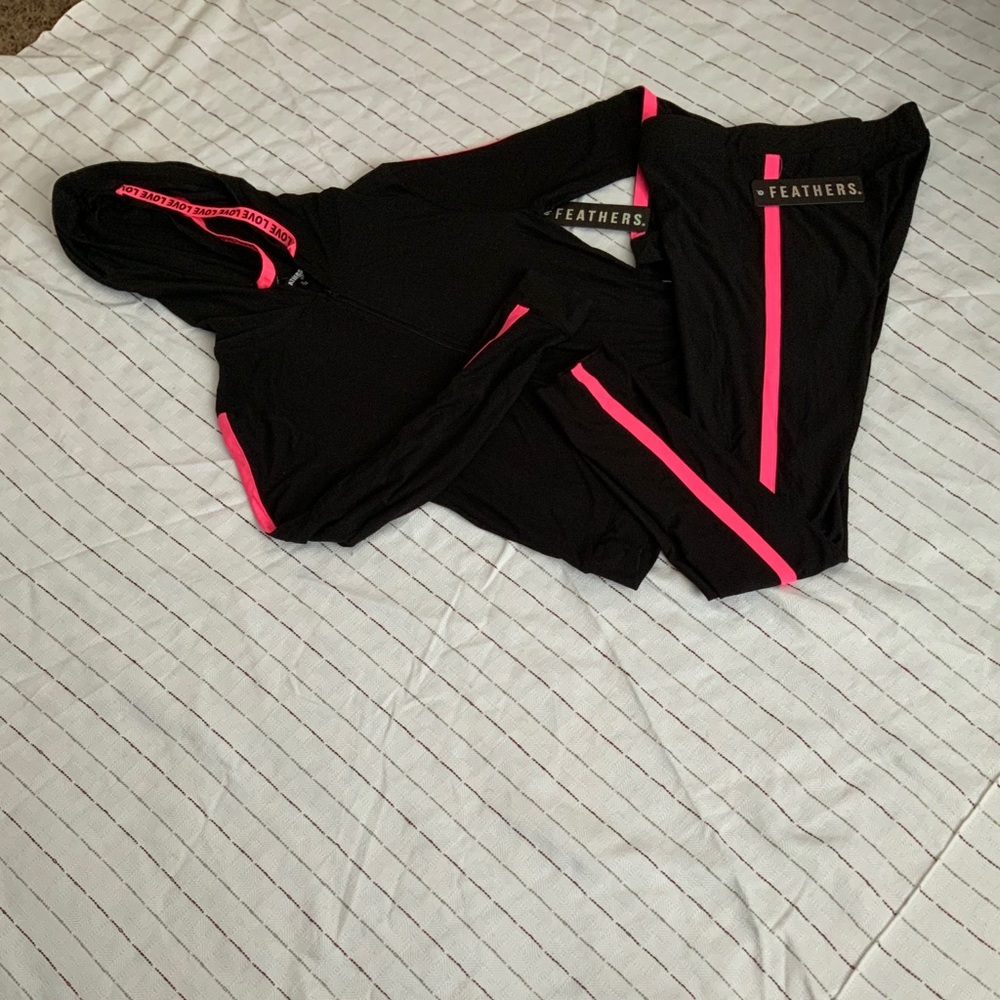 NWT  FEATHERS Set